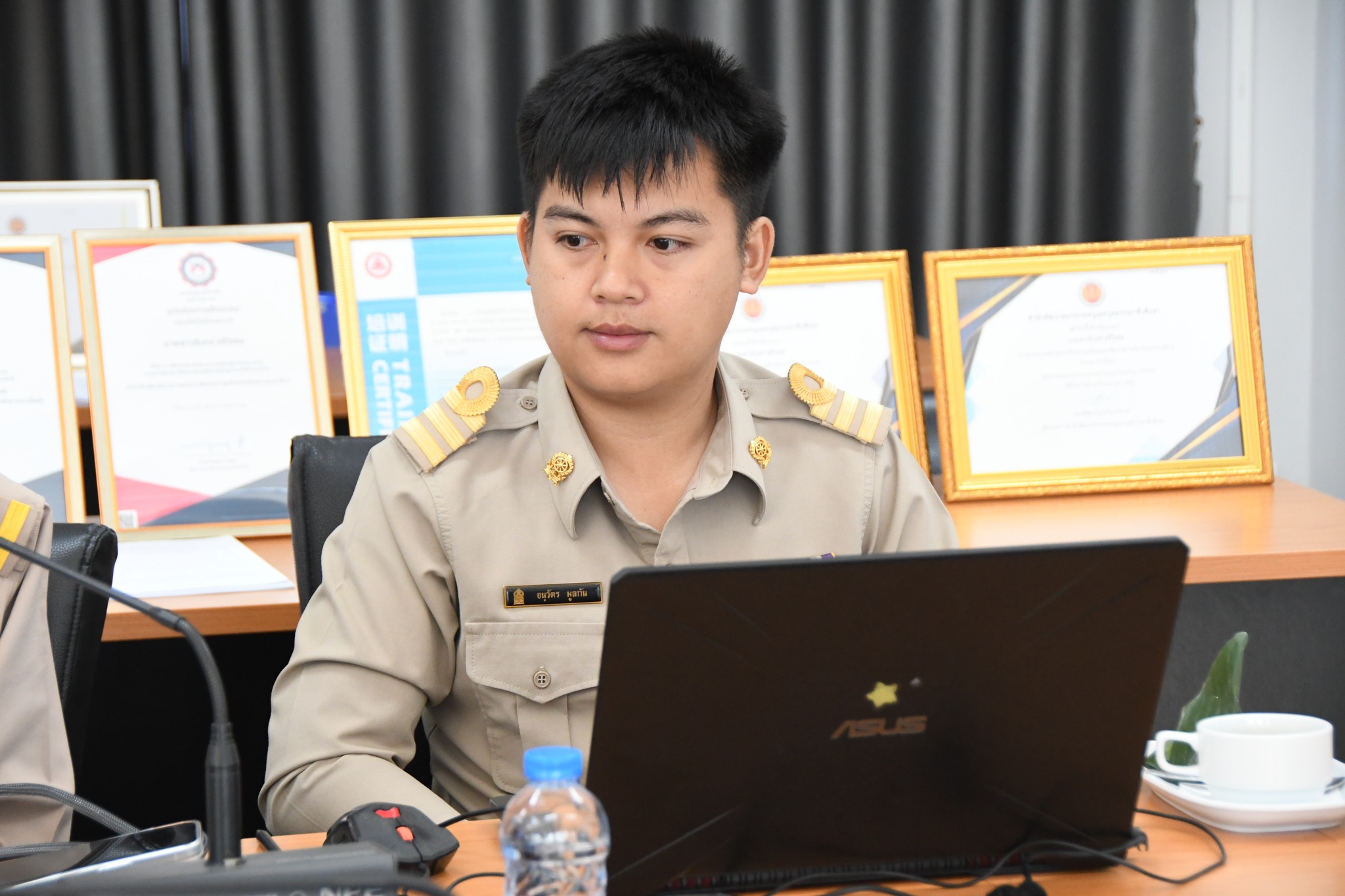 จ12